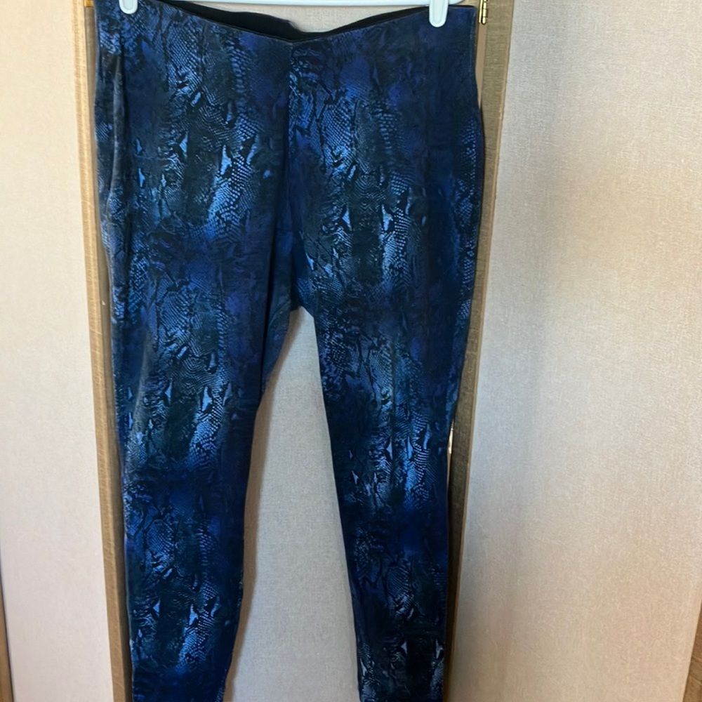 FINAL MARKDOWN Liz Lange Blue and Black Patterned Leggings large